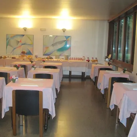 Hotel & Roma 3*