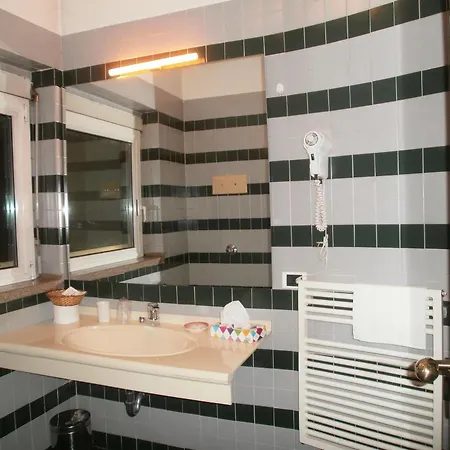 Hotel & Roma 3*